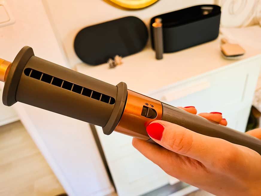 Man sieht, wie der Aufsatz des Dyson Airwrap gewechselt wird. 